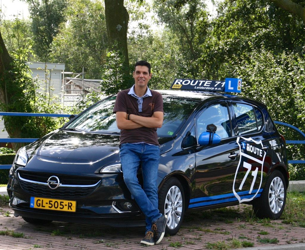 Rijinstructeur van Rijschool Route 71 in Leiden voor de lesauto, foto uit 2016